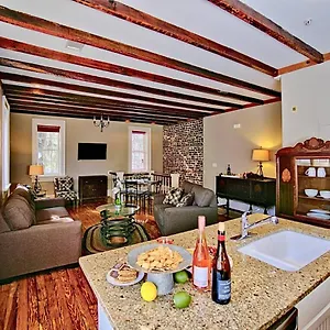 Comfy Carriage House Steps From The River Savannah